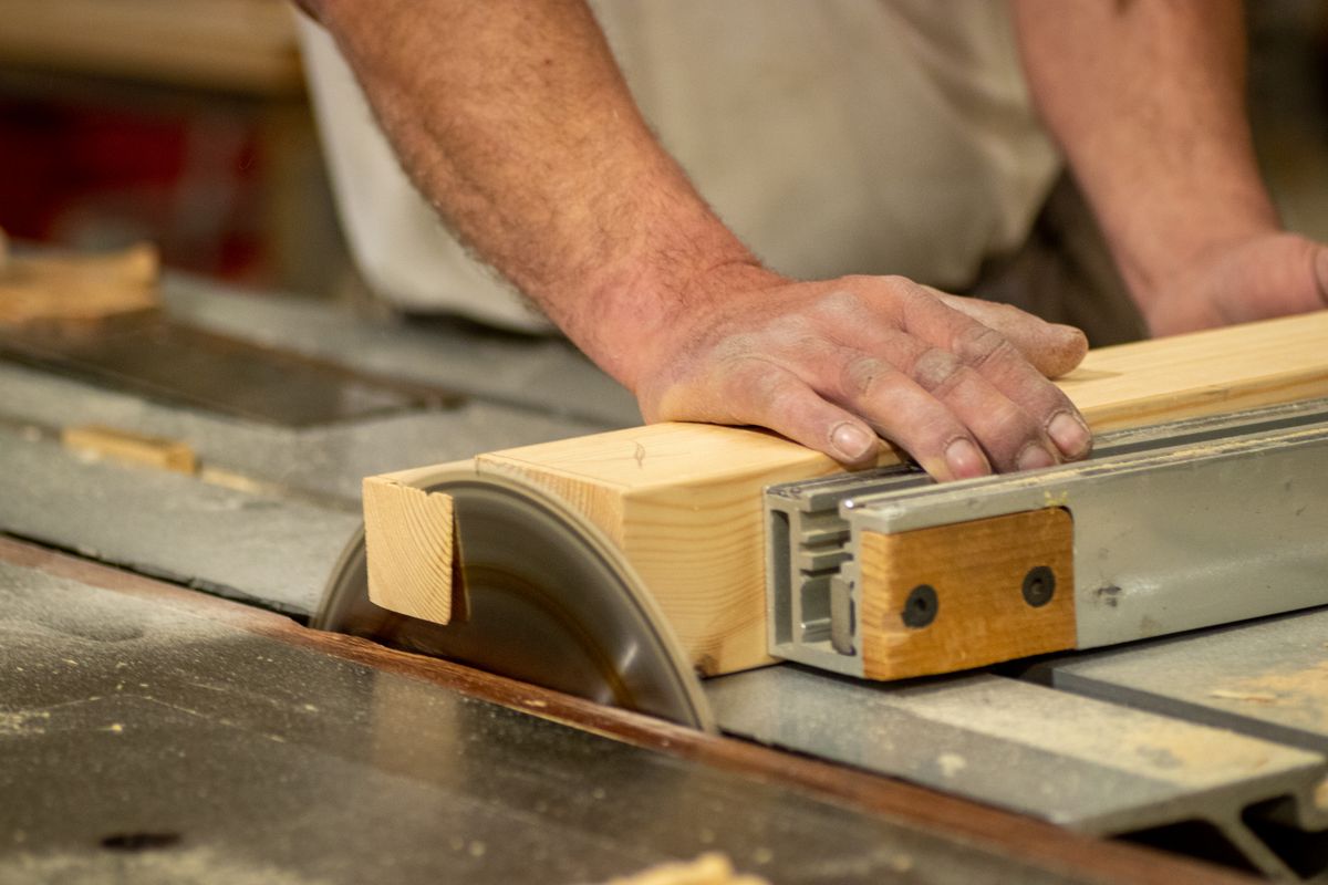 Featherboard for a Table Saw